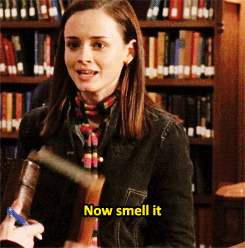 Rory loves books gif | Gilmore Girls is on Netflix. Consider your schedule filled.